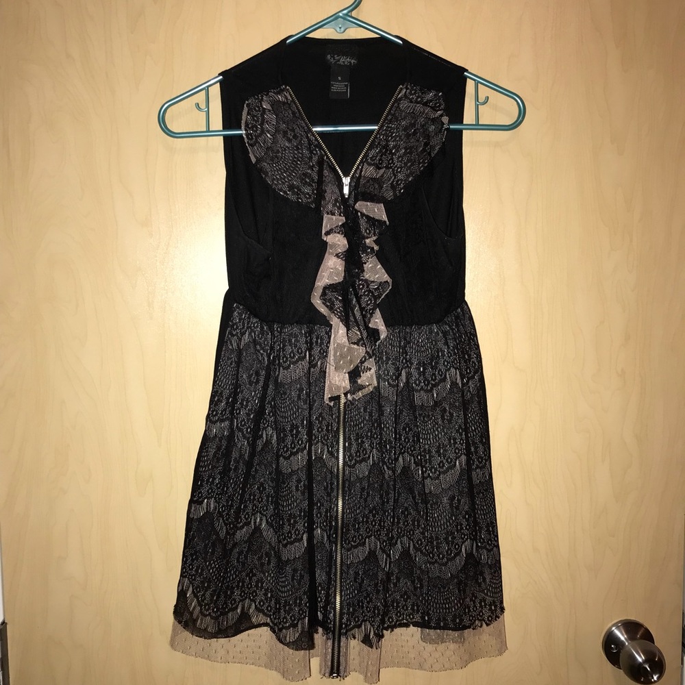 Zip up, little lacey dress